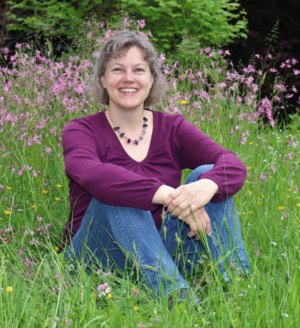 Angelika Schleiss, Naturheilpraktikerin TEN, in einer Blumenwiese